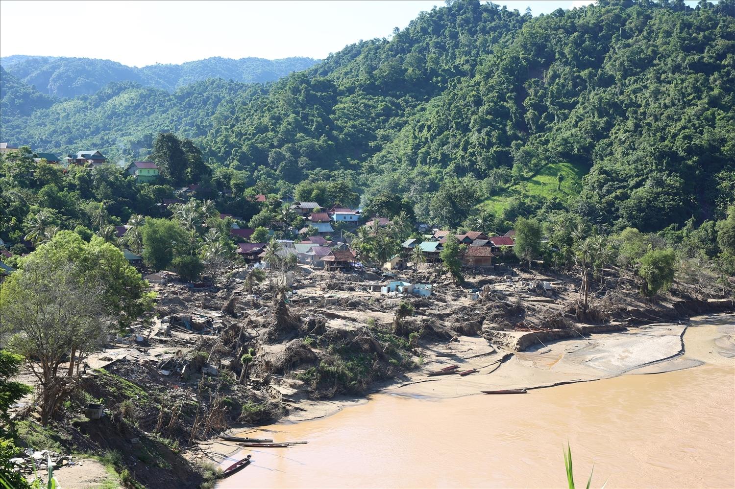 Vùng miền Tây Nghệ An thường chịu tác động của thiên tai khiến đời sống người dân nơi đây còn nhiều khó khăn bộn bề