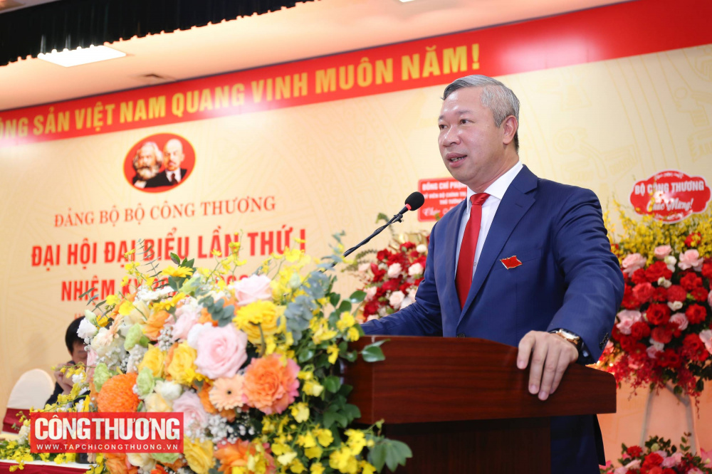 Bí thư Đảng ủy, Cục trưởng Cục Điện lực Phạm Nguyên Hùng trình bày tham luận tại Đại hội đại biểu Đảng bộ Bộ Công Thương lần thứ I, nhiệm kỳ 2025 - 2030 sáng 16/7/2025