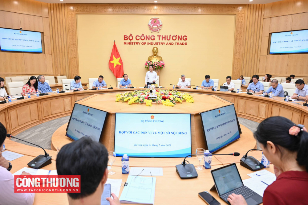 Sáng 31/7/2025, Bộ trưởng Bộ Công Thương Nguyễn Hồng Diên chủ trì buổi họp với các đơn vị về việc cử công chức lãnh đạo, quản lý đi công tác tại địa phương