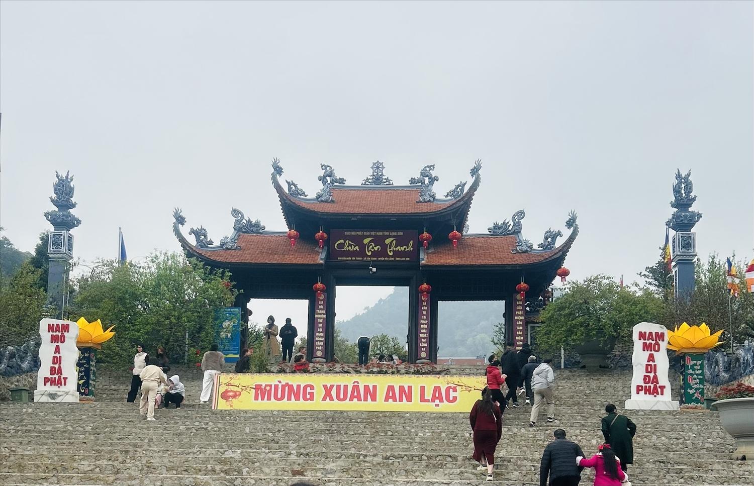 Chùa Tân Thanh tọa lạc tại khu vực cửa khẩu Tân Thanh, thuộc xã Hoàng Văn Thụ, tỉnh Lạng Sơn