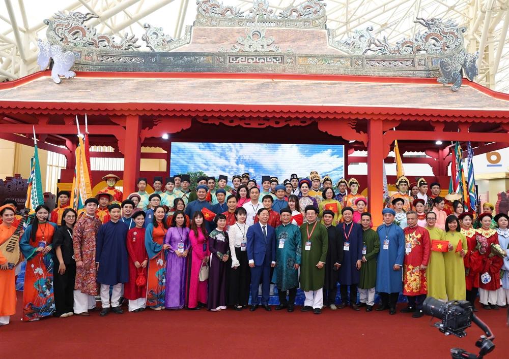 Phó Thủ tướng Trần Hồng Hà, cùng các đại biểu tham quan và chụp ảnh lưu niệm tại không gian Triển lãm của Thành phố Huế