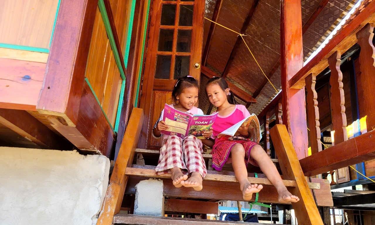 Trẻ em tại khu tái định cư được học tập trong điều kiện tốt hơn, góp phần mở ra tương lai tươi sáng nơi bản mới. Trẻ em tại khu tái định cư được học tập trong điều kiện tốt hơn, góp phần mở ra tương lai tươi sáng nơi bản mới.