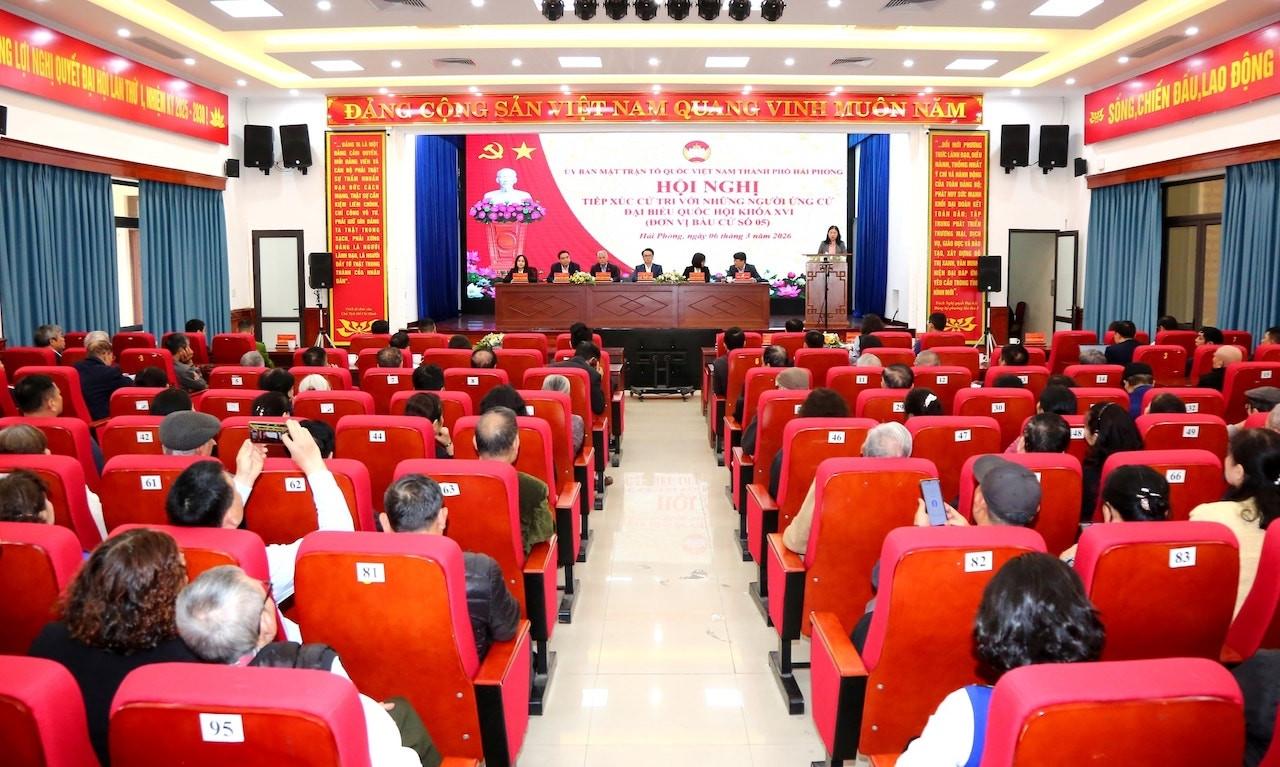 Quang cảnh buổi tiếp xúc cử tri