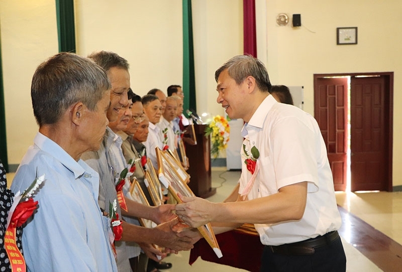 Ông Mai Xuân Bình, nguyên Trưởng ban Dân tộc tỉnh Thanh Hóa tặng giấy khen cho các điển hình tiên tiến trong vùng đồng bào DTTS&MN Ông Mai Xuân Bình, nguyên Trưởng ban Dân tộc tỉnh Thanh Hóa tặng Giấy khen cho các điển hình tiên tiến trong vùng đồng bào DTTS và miền núi tỉnh Thanh Hóa.