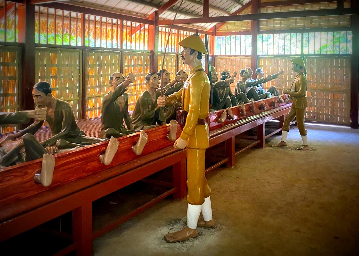 Di tích Ngục Đăk Lei gần làng Xốp Dùi, nơi thu hút du khách tham quan tìm hiểu về lịch sử kháng chiến.