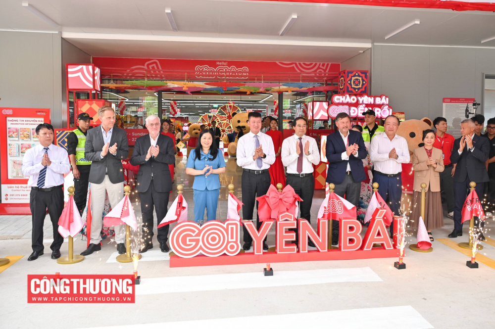 Các đại biểu thực hiện nghi thức cắt băng khai trương GO! Yên Bái