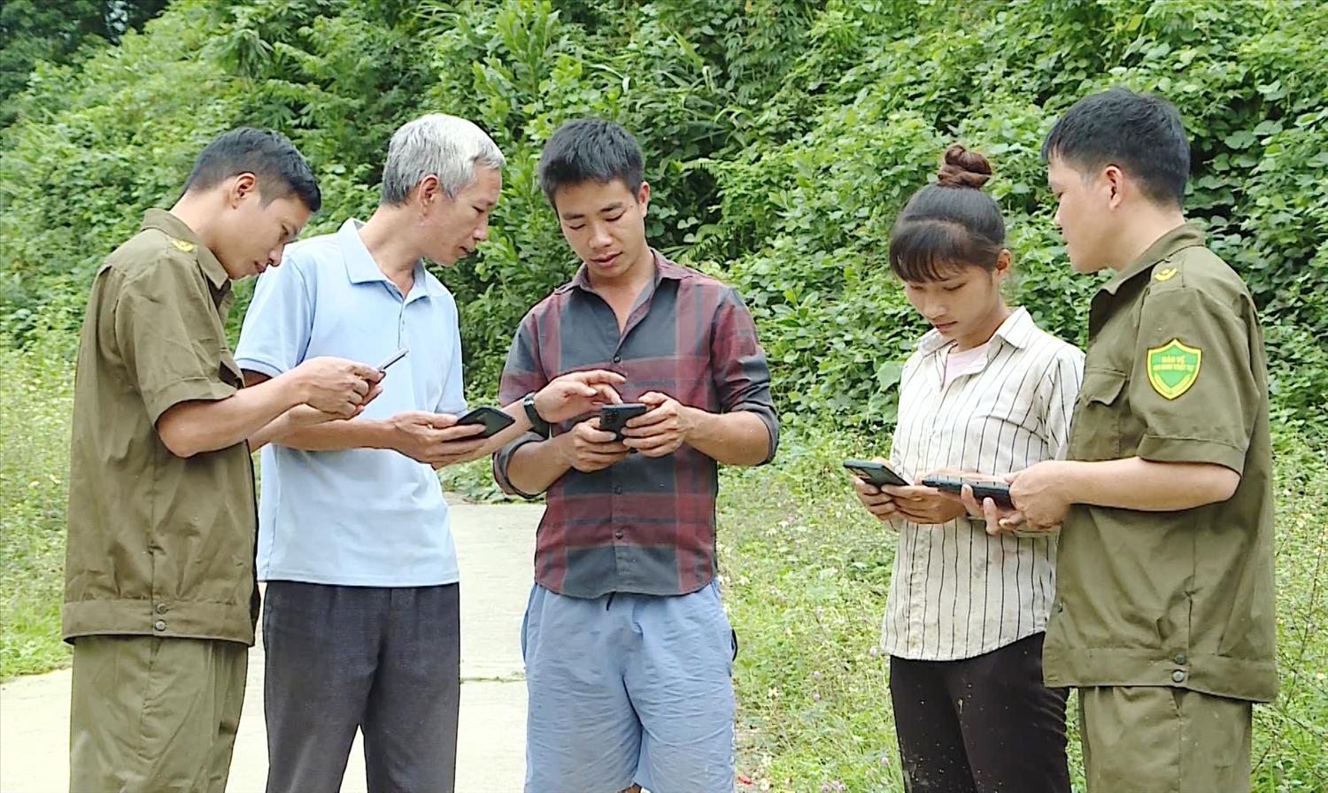 Tổ công nghệ số cộng đồng hỗ trợ người dân tiếp cận thông tin và kỹ năng số an toàn.