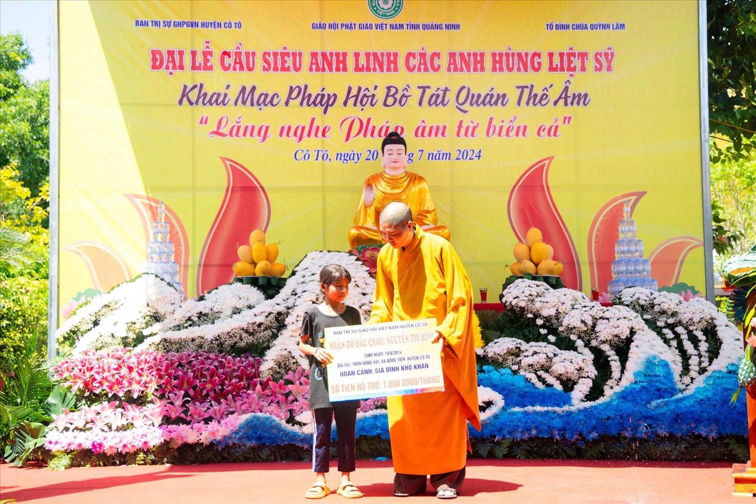 Đại đức Thích Khai Từ thường xuyên tổ chức các chương trình, trong đó trao tặng quà cho các hoàn cảnh khó khăn Đại đức Thích Khai Từ thường xuyên tổ chức các chương trình, trong đó trao tặng quà cho các hoàn cảnh khó khăn