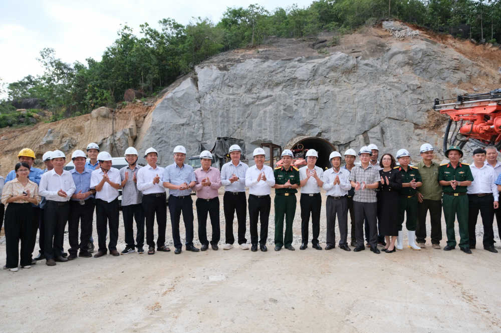 Đoàn công tác chụp hình lưu niệm tại dự án Thủy điện tích năng Bác Ái.