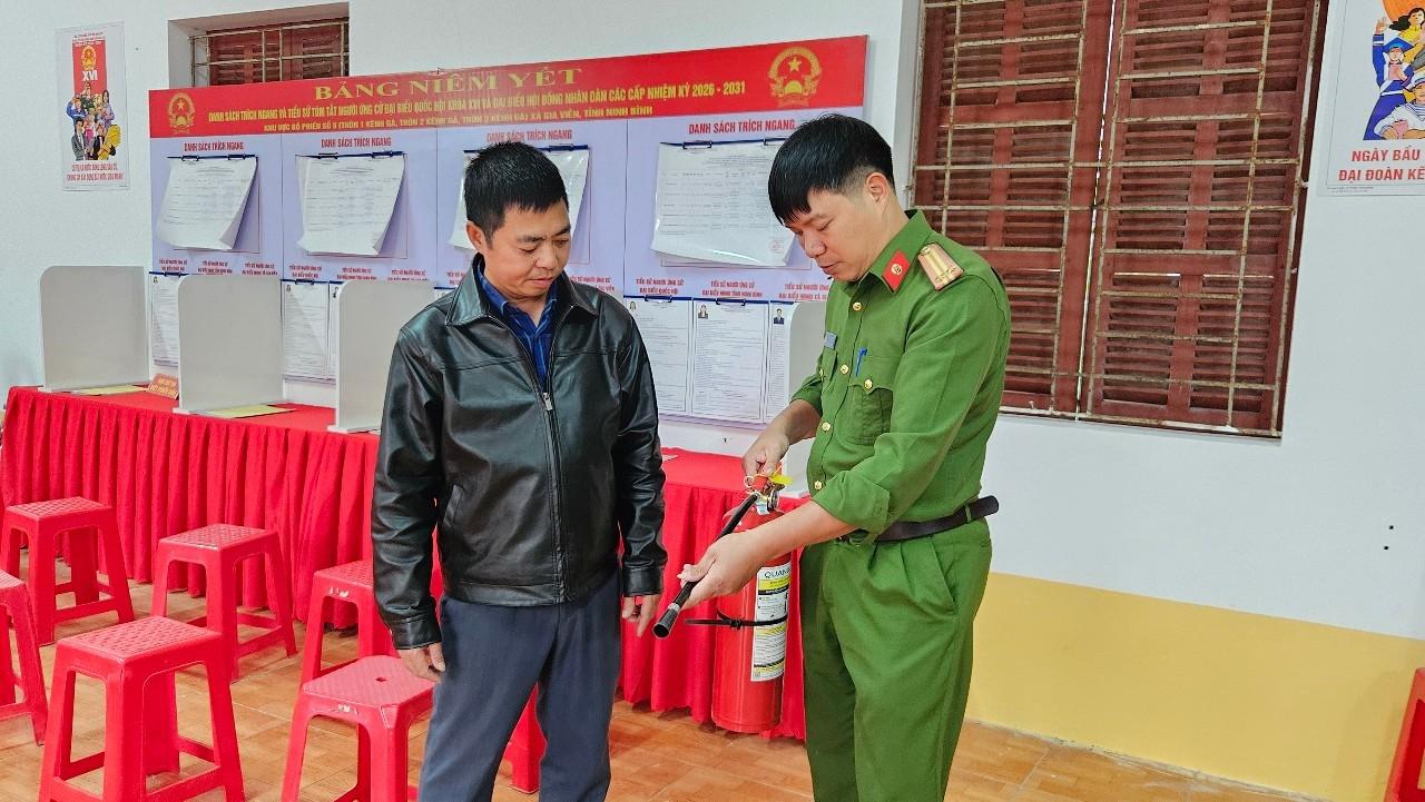 Lực lượng Công an xã Gia Viễn tăng cường nắm tình hình địa bàn, bảo đảm an ninh trật tự và công tác phòng cháy, chữa cháy phục vụ ngày bầu cử.