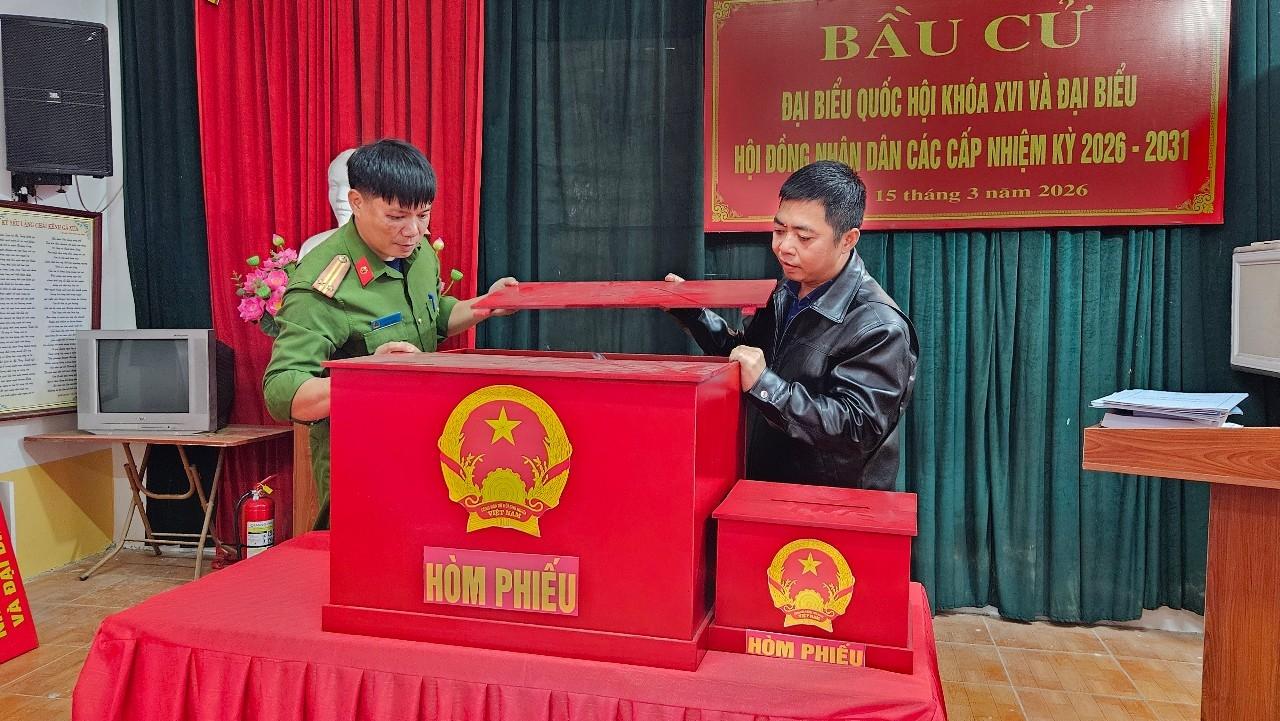 Thùng phiếu được kiểm tra, niêm phong theo quy định trước khi đưa vào sử dụng tại các khu vực bỏ phiếu.