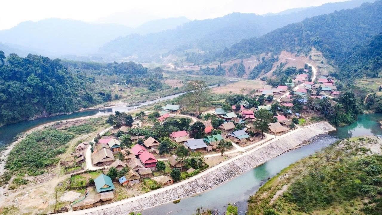 Chương trình MTQG 1719 đầu tư bờ kè, bến đò, đường giao thông, nhà ở… đã góp phần tạo ra diện mạo mới ở bản khe Búng ,xã Môn Sơn - Ảnh: Thành Cường