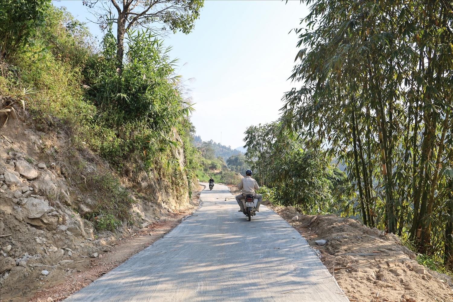 Những con đường liên thôn được đầu tư từ nguồn vốn của các Chương trình MTQG đang là động lực thúc đẩy phát triển kinh tế xã biên giới Lao Chải