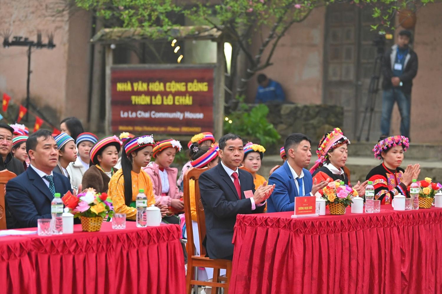 Hòa chung không khí phấn khởi của ngày bầu cử đại biểu Quốc hội khóa XVI và đại biểu HĐND các cấp nhiệm kỳ 2026 – 2031, hơn 8.000 cử tri của xã Lũng Cú cũng hân hoan cầm trên tay lá phiếu, gửi gắm niềm tin và kỳ vọng vào những đại biểu đại diện cho ý chí, nguyện vọng của Nhân dân.