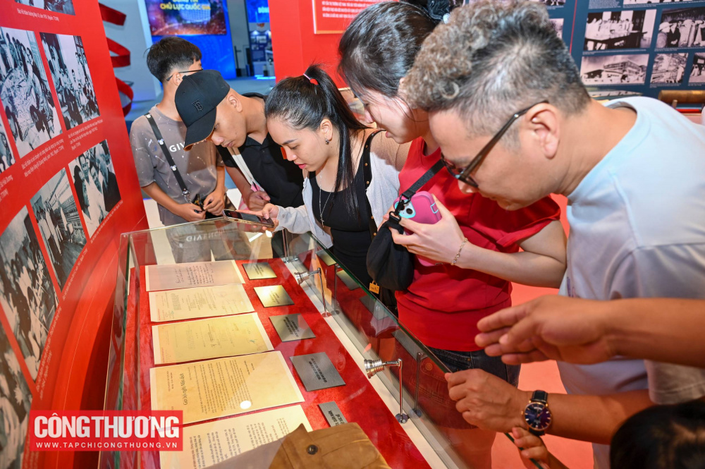 Bên cạnh các Sắc lệnh do Chủ tịch Hồ Chí Minh ký về việc thành lập các cơ quan tiền thân của Bộ Công Thương, gian triển lãm cũng trưng bày thư của Chủ tịch Hồ Chí Minh gửi giới Công Thương Việt Nam năm 1945, gửi công nhân mỏ Apatit Lào Cai năm 1959