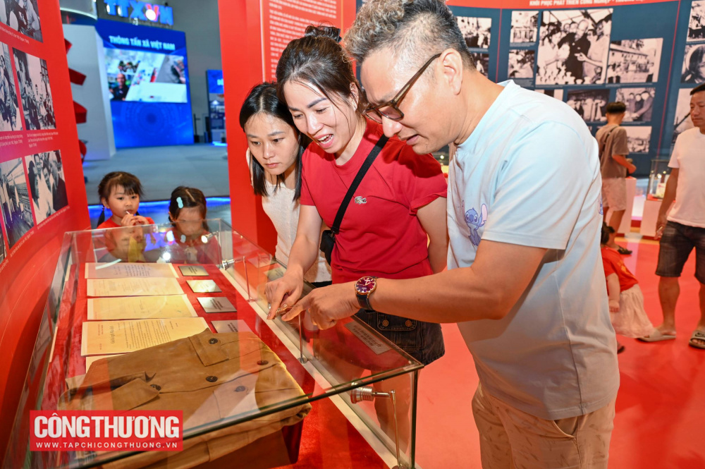 Người dân thích thú với bộ áo của Xưởng May 10 tặng Bác Hồ năm 1959, với những vết sờn, bạc màu theo năm tháng