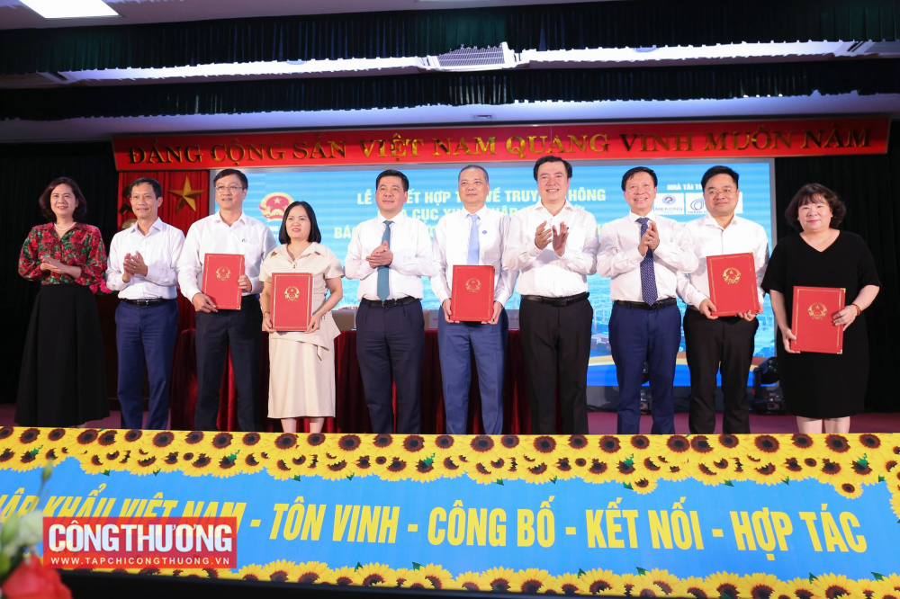 Lễ ký kết Biên bản ghi nhớ hợp tác truyền thông trong lĩnh vực xuất xứ hàng hóa giữa Cục Xuất nhập khẩu và các đơn vị báo chí, truyền thông trực thuộc Bộ gồm: Báo Công Thương, Tạp chí Công Thương, Trung tâm Thông tin Công nghiệp và Thương mại, và Nhà xuất bản Công Thương