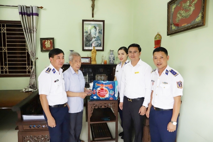 Đại tá Đoàn Văn Hiểu - Giám đốc và các cơ quan chức năng thăm hỏi, trao quà cho 20 gia đình thuộc đối tượng chính sách, người có công, đồng bào công giáo