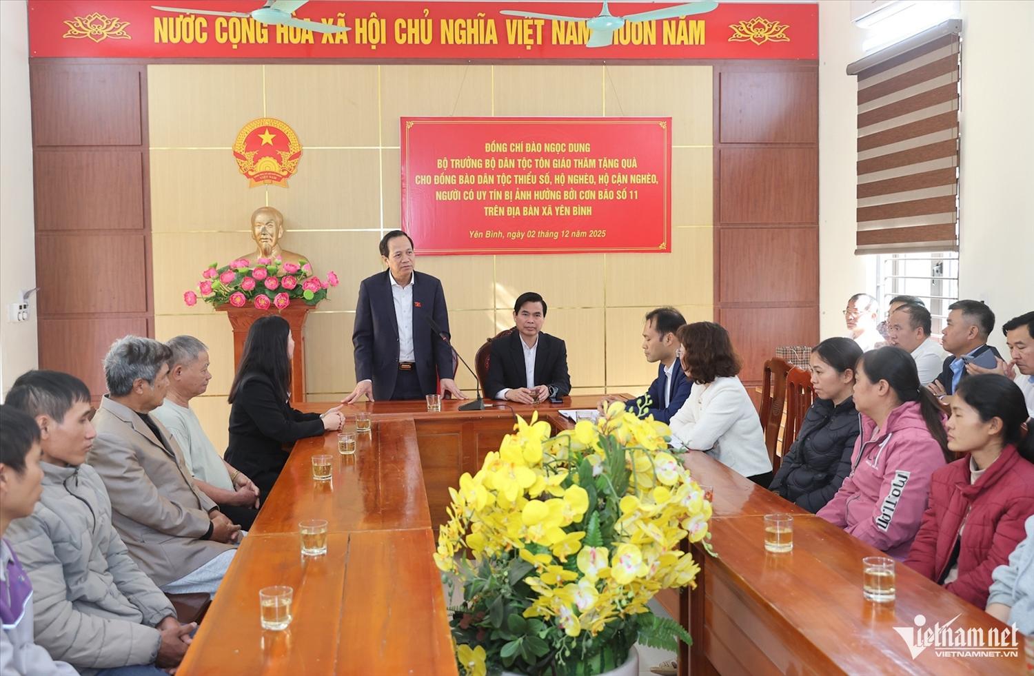 Bộ trưởng Đào Ngọc Dung thăm hỏi, động viên Đảng bộ, chính quyền và nhân dân tỉnh Lạng Sơn nói chung, xã Yên Bình nói riêng nỗ lực vượt qua khó khăn, phát triển vươn lên. Ảnh: Lê Anh Dũng