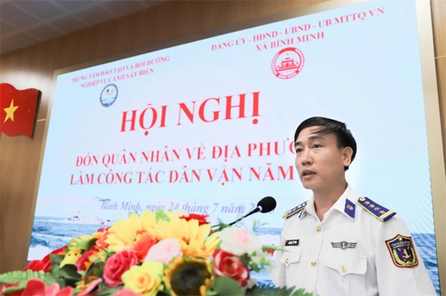 Đại tá Nguyễn Văn Tuân, Chính ủy Trung tâm Đào tạo và Bồi dưỡng Nghiệp vụ Cảnh sát biển phát biểu tại Hội nghị đón quân nhân về địa phương làm công tác dân vận năm 2025