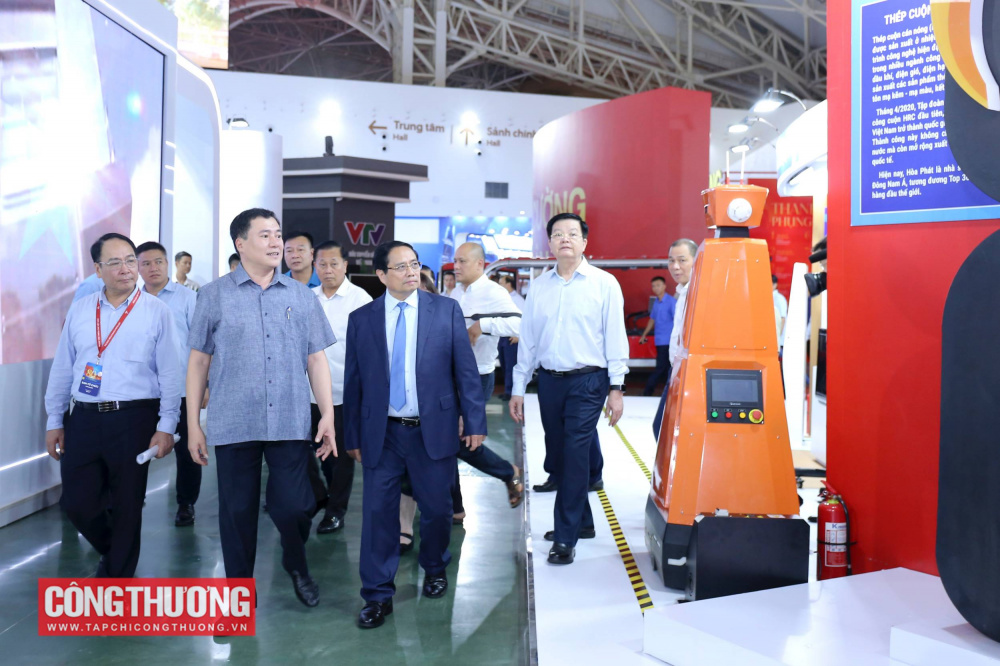 Thủ tướng Phạm Minh Chính đánh giá cao việc Công ty Thủy điện Sơn La đã tự thiết kế, chế tạo được robot tự động để ứng dụng trong nhà máy thủy điện Sơn La và thủy điện Lai Châu