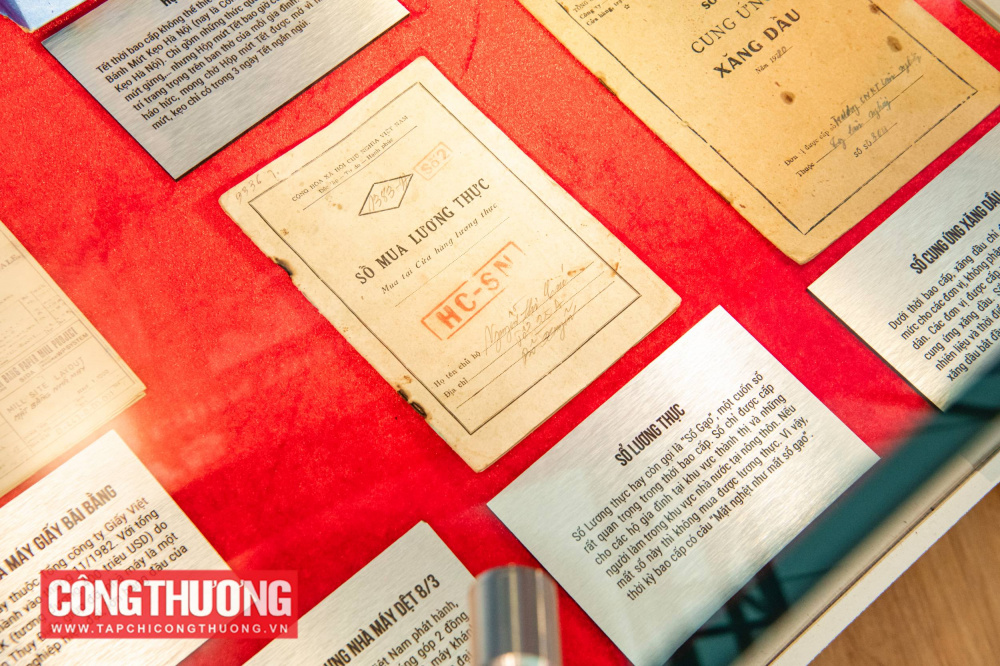 Sổ Lương thực hay còn gọi là “Sổ Gạo”, một cuốn sổ rất quan trọng trong thời bao cấp. Sổ chỉ được cấp cho các hộ gia đình tại khu vực thành thị và những người làm trong khu vực nhà nước tại nông thôn. Nếu mất sổ này thì không mua được lương thực. Vì vậy, thời kỳ bao cấp có câu “Mặt nghệt như mất sổ gạo”.