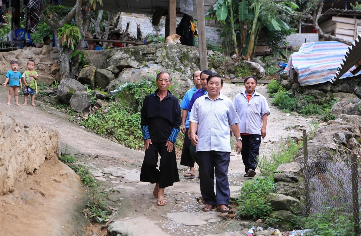 Ông Lầu Minh Pó (đi đầu) kiên trì vận động, giúp đồng bào Mông dần từ bỏ các hủ tục lạc hậu. Ông Lầu Minh Pó (đi đầu) kiên trì vận động, giúp đồng bào Mông dần từ bỏ các hủ tục lạc hậu.