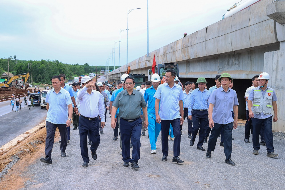 Thủ tướng Phạm Minh Chính kiểm tra tiến độ dự án đường cao tốc Vạn Ninh – Cam Lộ - Ảnh: VGP/Nhật Bắc