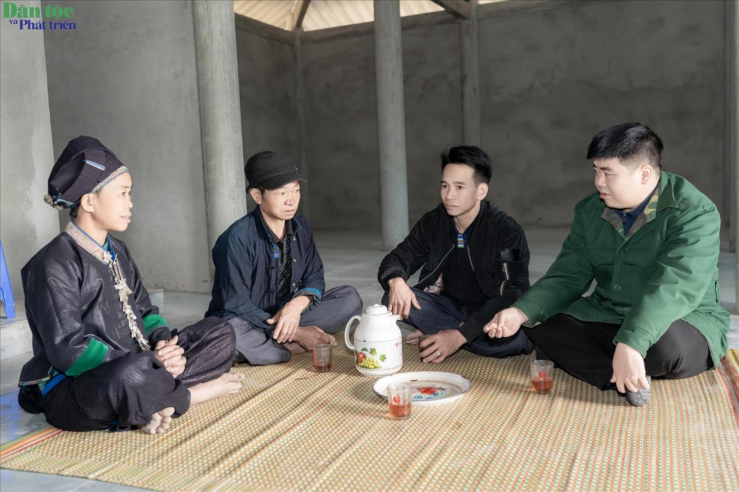 Anh Tải S&agrave;o S&agrave;i (thứ 2 từ tr&aacute;i s&aacute;ng): C&oacute; nh&agrave; ki&ecirc;n cố theo đ&uacute;ng kiến tr&uacute;c truyền thống, nền xi măng sạch sẽ, t&ocirc;i thấy cuộc sống thay đổi hẳn