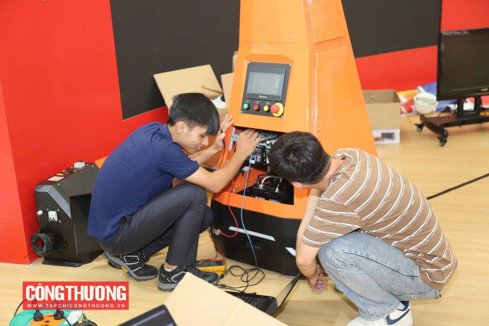 Dù đã được đưa vào vận hành thực tế từ năm 2022, robot tự động của Công ty Thủy điện Sơn La lần đầu được 