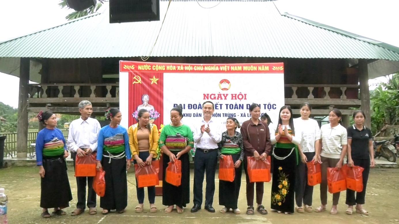 L&atilde;nh đạo UBND x&atilde; Linh Sơn ghi nhận, biểu dương kết quả c&aacute;n bộ v&agrave; Nh&acirc;n d&acirc;n th&ocirc;n Tr&ugrave;ng đ&atilde; đạt được