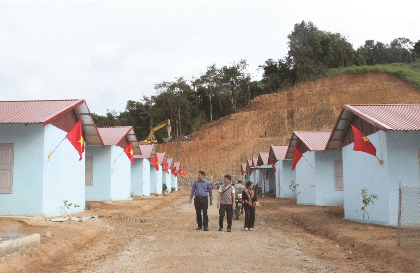 Những ngôi nhà mới xây dựng vững chắc giúp người dân bản Háng Pu Xi yên tâm xây dựng cuộc sống mới