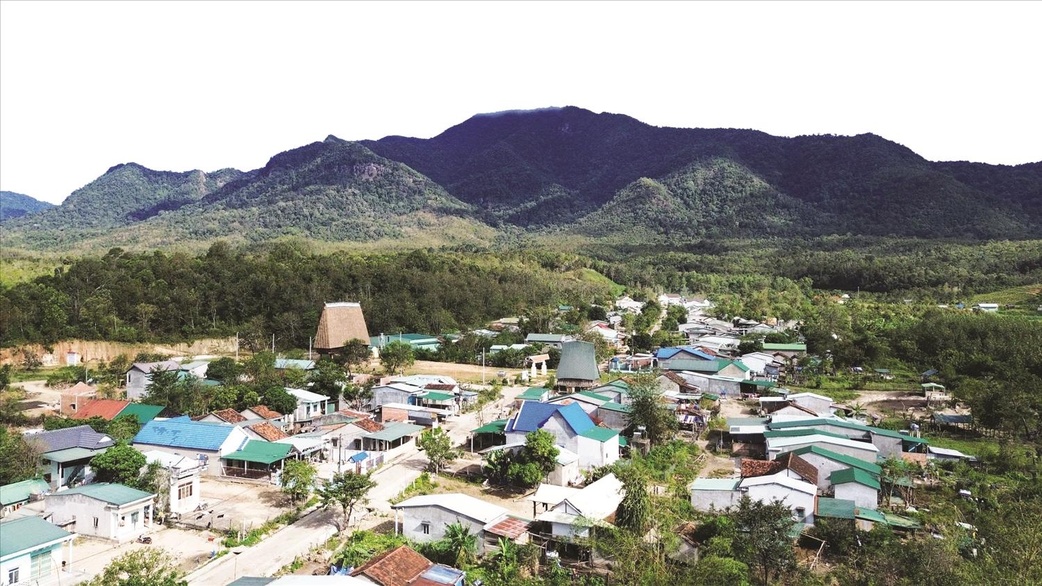  Mùa Xuân năm nay đem đến niềm tin và kỳ vọng phát triển trên những miền đất từng in đậm dấu ấn gian khó. Ảnh: Ngọc Chí