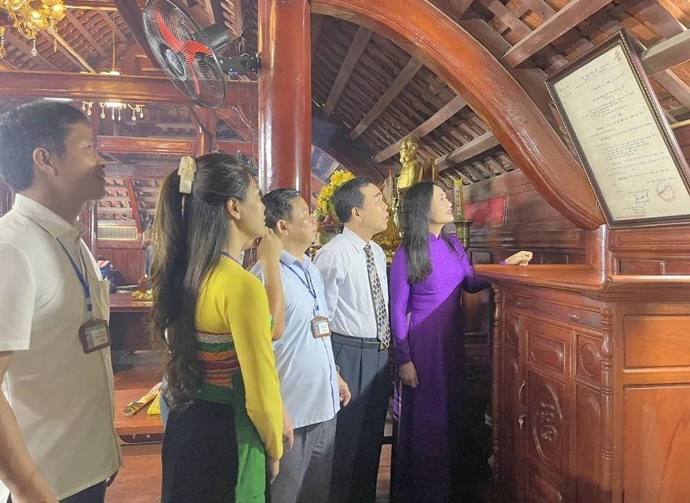 Lãnh đạo Sở Dân tộc và Tôn giáo tham quan nhà truyền thống, tìm hiểu Sắc lệnh số 41-SL (ngày 4/4/1947) của Chủ tịch Hồ Chí Minh về việc thành lập Ủy ban hành chính đặc biệt miền thượng du Thanh Hóa. Lãnh đạo Sở Dân tộc và Tôn giáo tỉnh Thanh Hóa tham quan nhà truyền thống, tìm hiểu Sắc lệnh số 41-SL (ngày 4/4/1947) của Chủ tịch Hồ Chí Minh về việc thành lập Ủy ban hành chính đặc biệt miền thượng du Thanh Hóa.