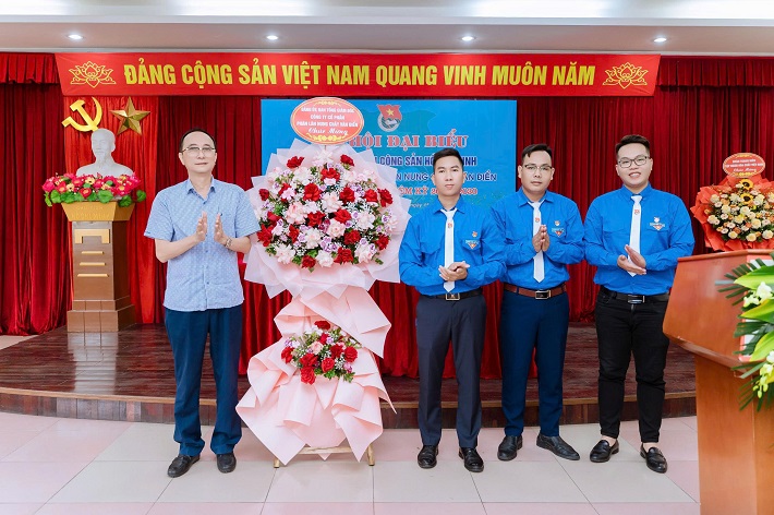 ông Sơn chúc mừng đại hội