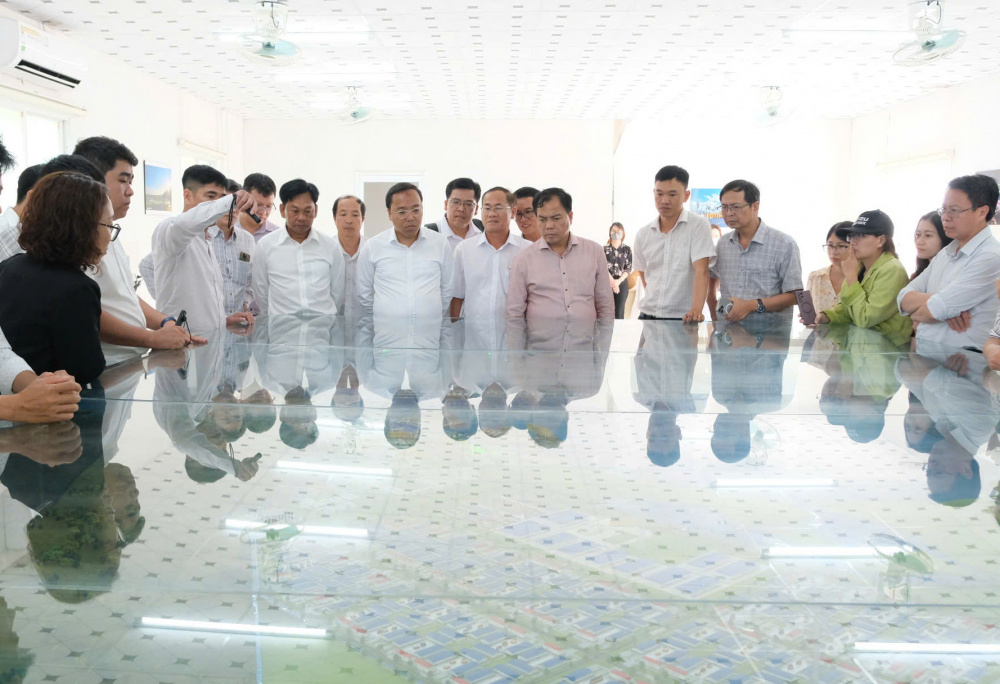 Thứ trưởng Nguyễn Hoàng Long nghe báo cáo vị trí dự kiến thực hiện dự án Nhà máy nhiệt điện khí LNG Cà Ná