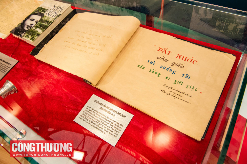 Trong cuộc kháng chiến chống Mỹ, hàng vạn công nhân viên ngành Công Thương lên đường nhập ngũ, chi viện cho chiến trường miền Nam.Trong đó có  các thanh niên ưu tú là công nhân Nhà máy Supe Phốt phát Lâm Thao (nay là Công ty Cổ phần Supe Phốt phát và Hóa chất Lâm Thao).Họ lên đường với niềm tin cháy bỏng:  “Xẻ dọc Trường Sơn đi cứu nước, mà lòng phơi phới dậy tương lai”.