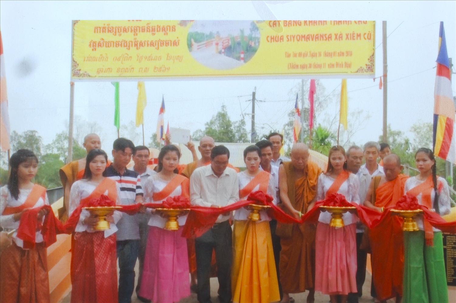 Thượng tọa Hà Văn Phụng (thứ 2 từ phải qua) đã chủ trì thiết kế và thi công 6 cây cầu bê tông và 2 tuyến đường nông thôn