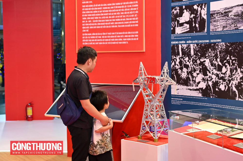 Một bạn nhỏ thích thú với mô hình trụ tháp sắt số 729 - trụ cuối cùng của đường dây 230 kV Đa Nhim - Sài Gòn, có tổng chiều dài 257 km.