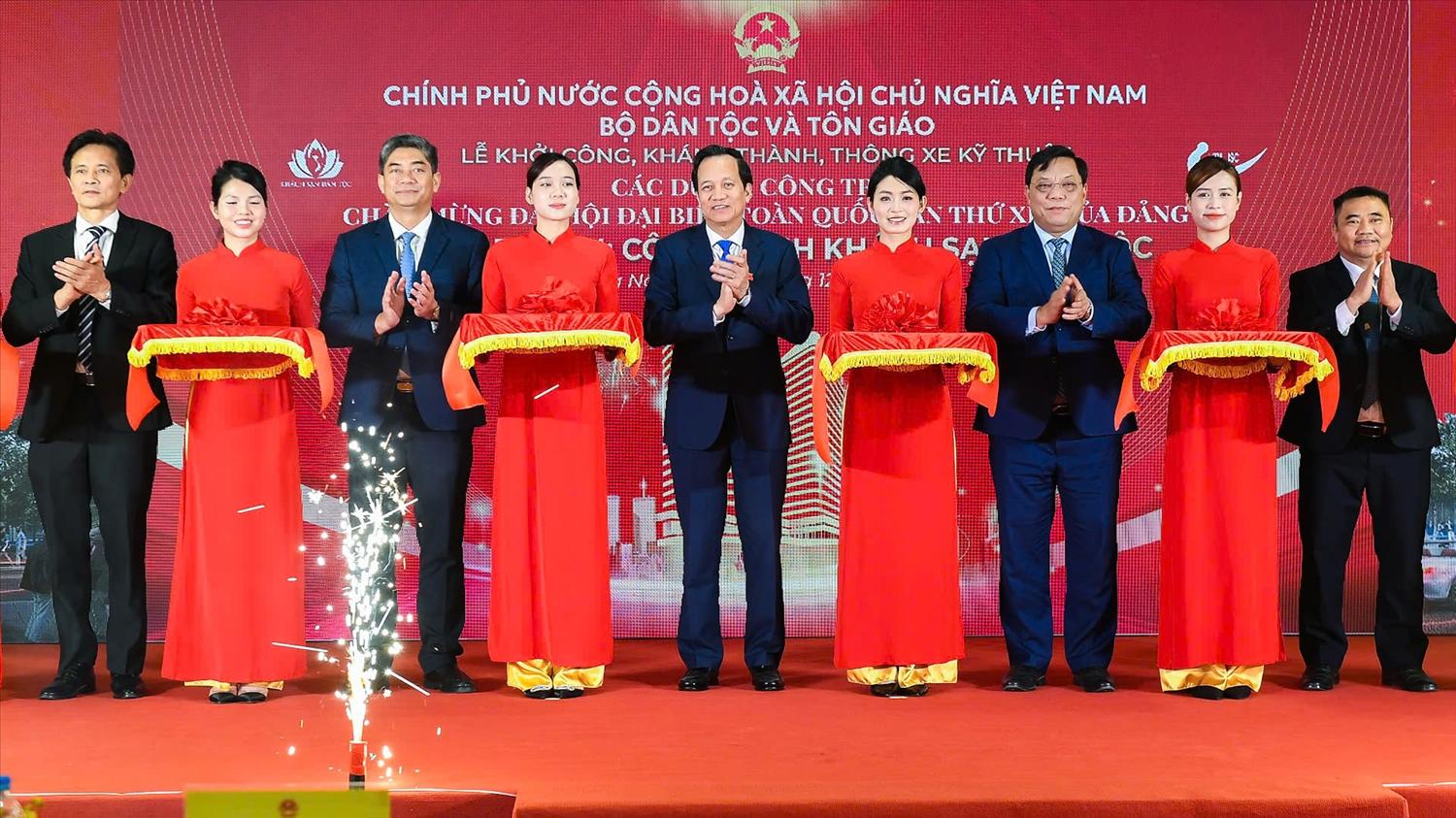 Bộ trưởng Đào Ngọc Dung và các đại biểu cắt băng khánh thành Khách sạn Dân tộc