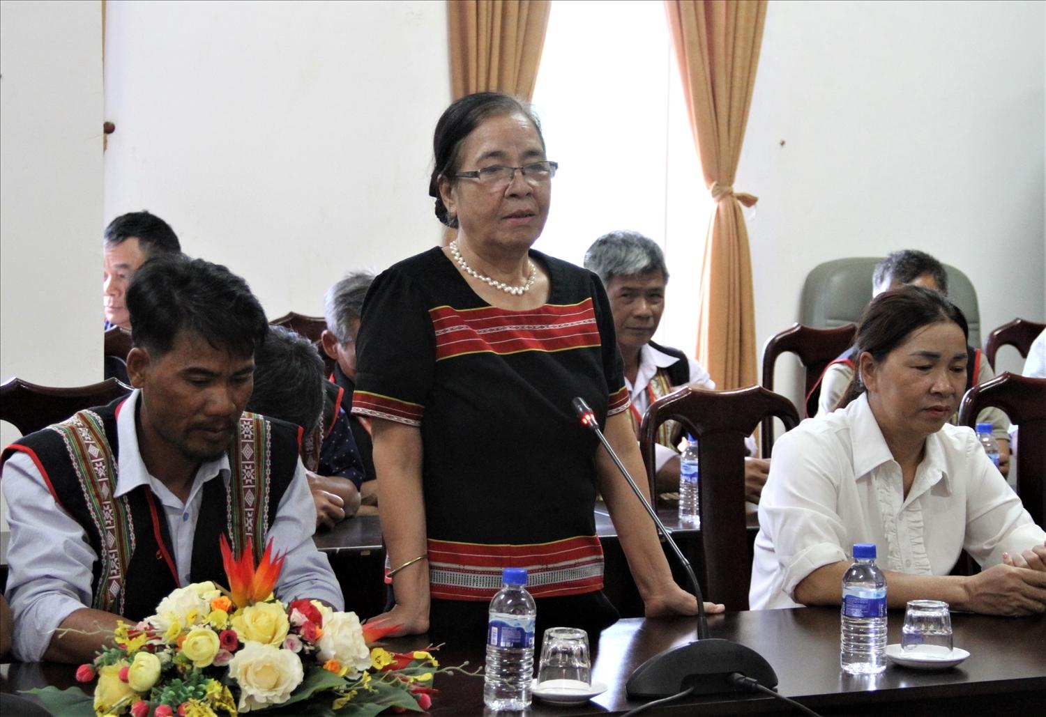 Bà Y Bớ - dân tộc Gié Triêng, Người có uy tín xã Đắk Pek, phát biểu ý kiến tại buổi gặp mặt