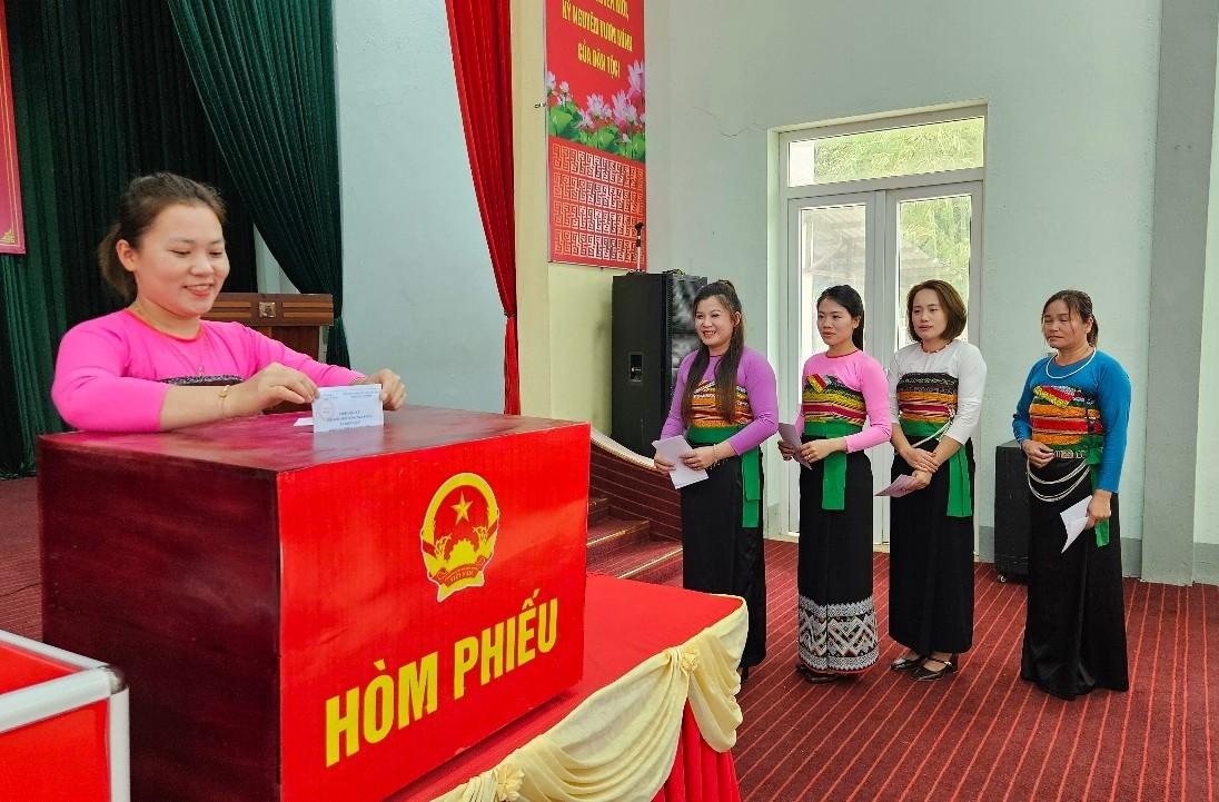 (tin ảnh)Sắc màu ngày hội bầu cử nơi vùng biên xứ Thanh 2