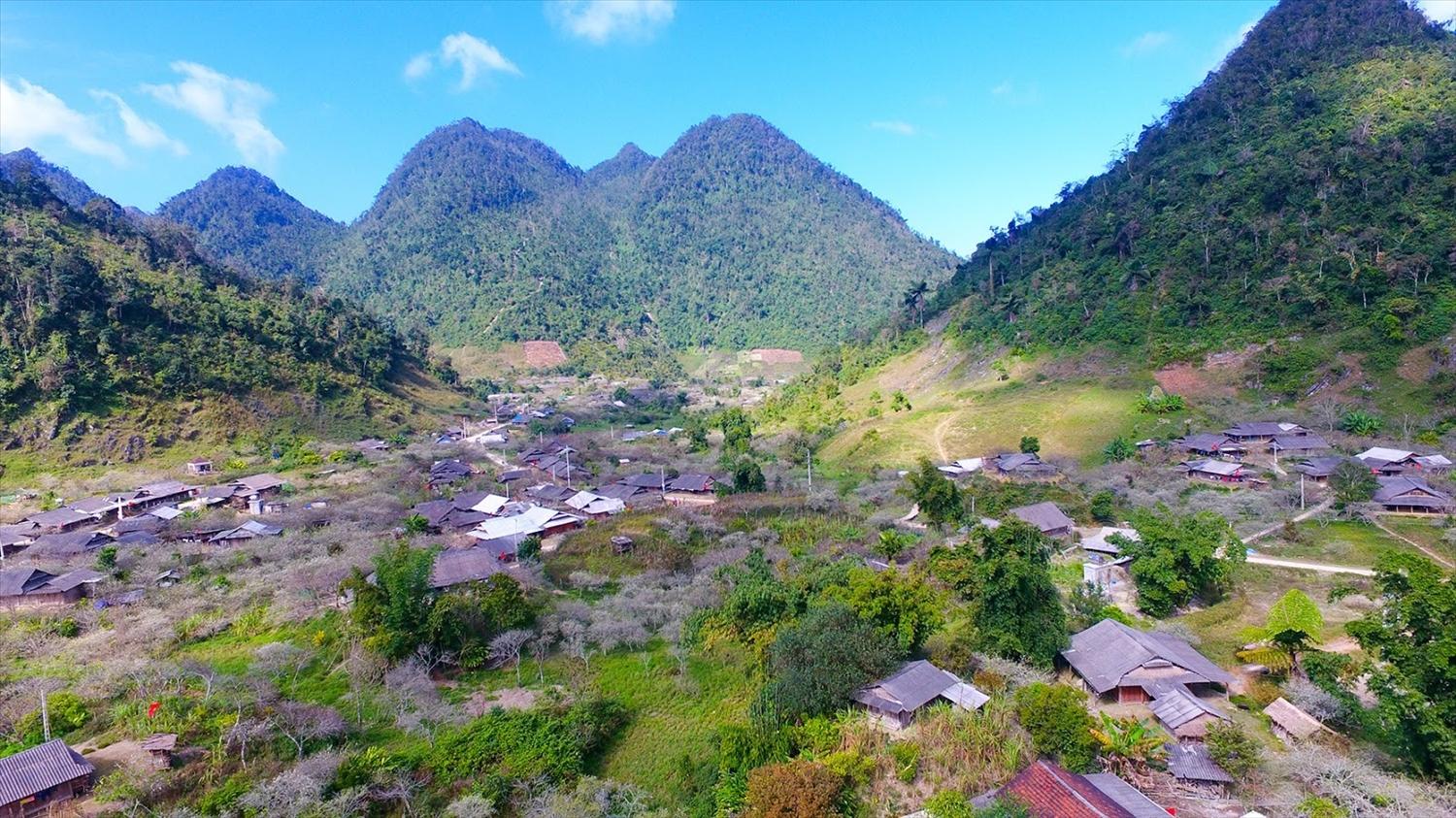 Trong những nỗ lực x&acirc;y dựng cuộc sống ổn định, ph&aacute;t triển ở v&ugrave;ng bi&ecirc;n Nghệ An c&oacute; vai tr&ograve; quan trọng của đội ngũ Người c&oacute; uy t&iacute;n - Trong ảnh: Trung t&acirc;m x&atilde; Mường Lống