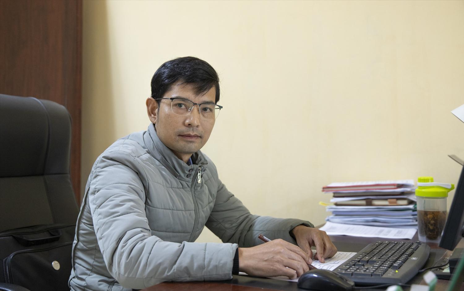 Thầy giáo Đinh Văn Lập, Hiệu trưởng Trường Phổ thông dân tộc bán trú (PTDTBT) TH & THCS Tú Lệ nhấn mạnh việc lồng ghép tuyên truyền tại các buổi hoạt động ngoại khóa và các môn học Thầy giáo Đinh Văn Lập, Hiệu trưởng Trường Phổ thông dân tộc bán trú (PTDTBT) TH & THCS Tú Lệ nhấn mạnh việc lồng ghép tuyên truyền tại các buổi hoạt động ngoại khóa và các môn học