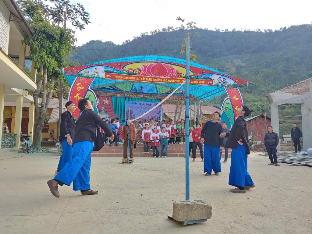 Trong cộng đồng dân tộc Lô Lô, người biết chơi trò đánh yến chủ yếu là đã lớn tuổi.