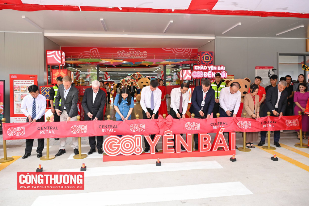 Các đại biểu thực hiện nghi thức cắt băng khai trương GO! Yên Bái