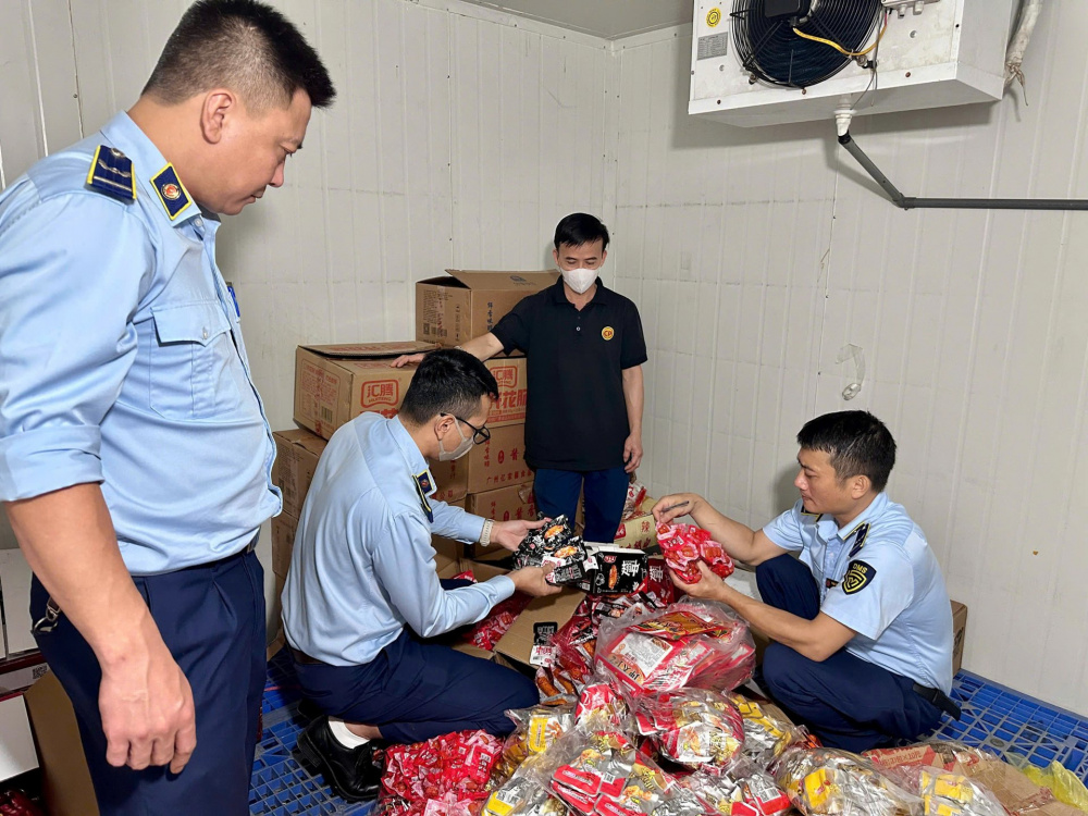 tiếp tục đẩy mạnh các đợt cao điểm đấu tranh ngăn chặn, đẩy lùi tình trạng buôn lậu, gian lận thương mại, hàng giả, sữa giả, thuốc giả, thực phẩm chức năng giả, thực phẩm không bảo đảm chất lượng, hàng hóa xâm phạm quyền sở hữu trí tuệ