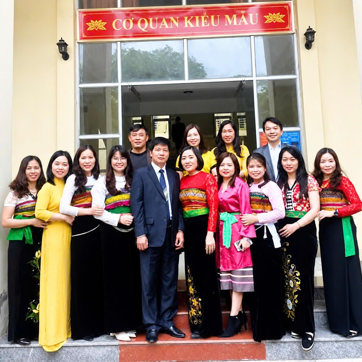 Ông Lương Văn Tưởng, nguyên Trưởng Ban Dân tộc tỉnh Thanh Hóa (người mặc áo vest), chụp ảnh lưu niệm cùng cán bộ Ban Dân tộc trong thời gian còn công tác. Ông Lương Văn Tưởng, nguyên Trưởng Ban Dân tộc tỉnh Thanh Hóa (người mặc áo vest), chụp ảnh lưu niệm cùng cán bộ Ban Dân tộc trong thời gian còn công tác.