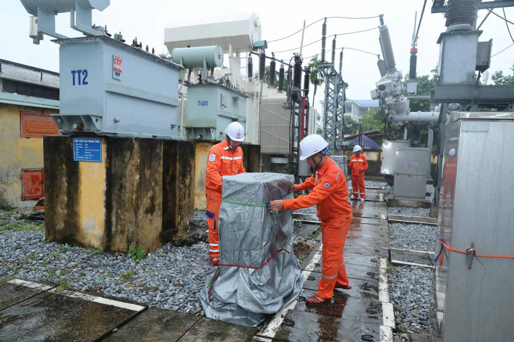 Công nhân Trạm biến áp Cát Bi (Hải Phòng) che phủ các tủ điện chống bão số 3. Ảnh: N.Tuấn