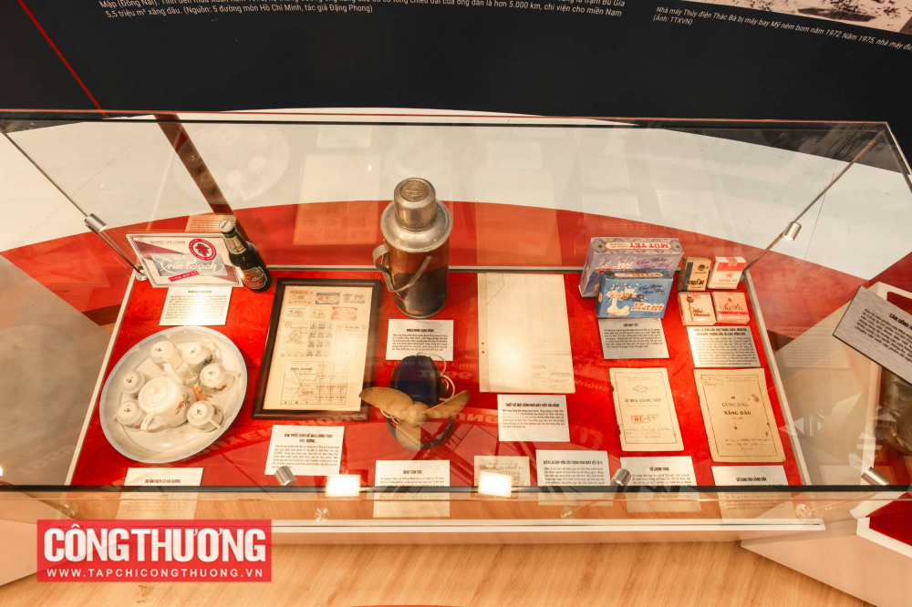 Tem, phiếu dùng để mua lương thực, thịt, đường…; Đĩa, bát, ca sắt tráng men; Quạt con cóc; Phích nước Rạng Đông; Thiết kế mặt bằng Nhà máy Giấy Bãi Bằng…